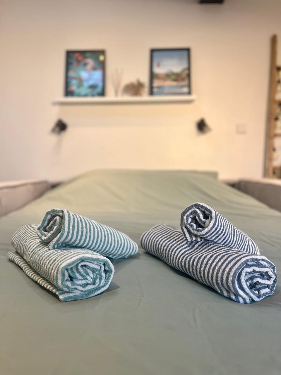 Bed, towels