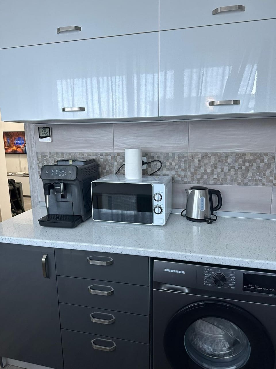Coffee/tea facilities, Kitchen or kitchenette, stove, washing machine
