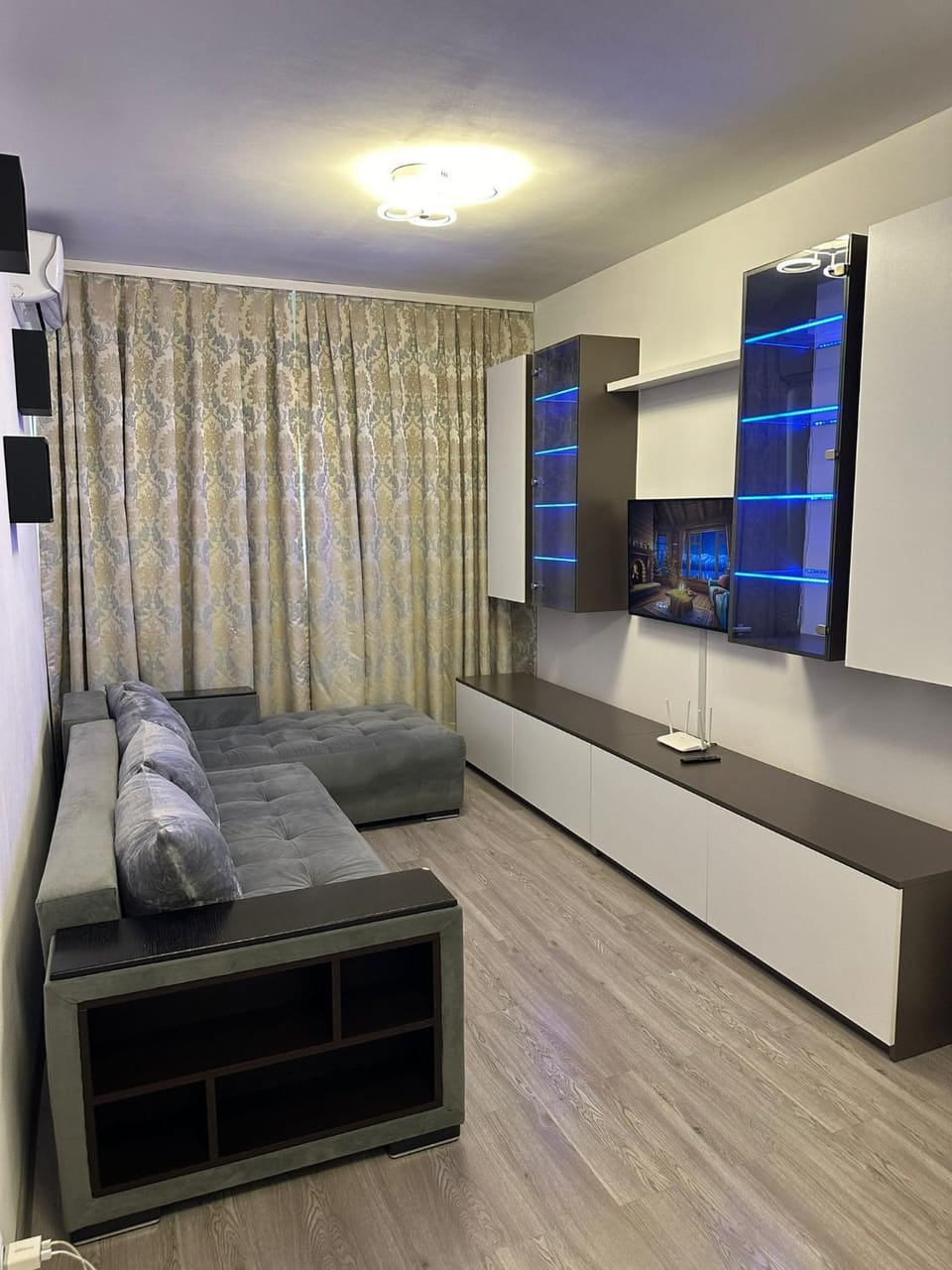 Bed, TV and multimedia, Living room, Seating area