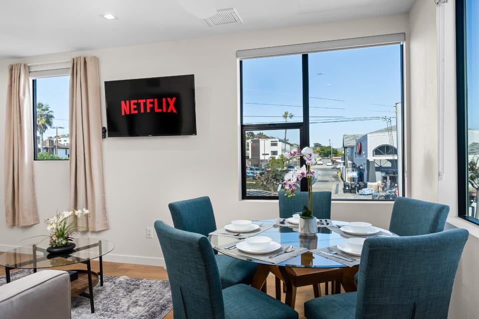 TV and multimedia, View (from property/room), Living room, Seating area, Dining area, Evening entertainment