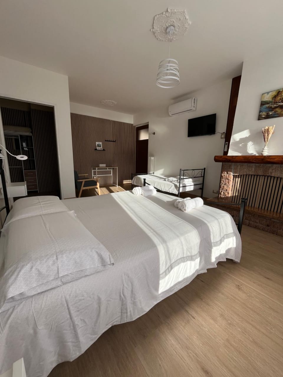 Bed, TV and multimedia, Photo of the whole room, Bedroom, towels