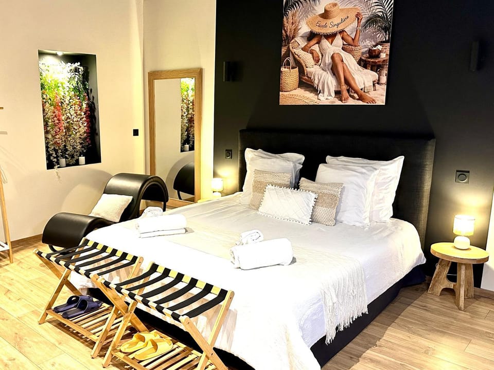 Bed, Photo of the whole room, Bedroom