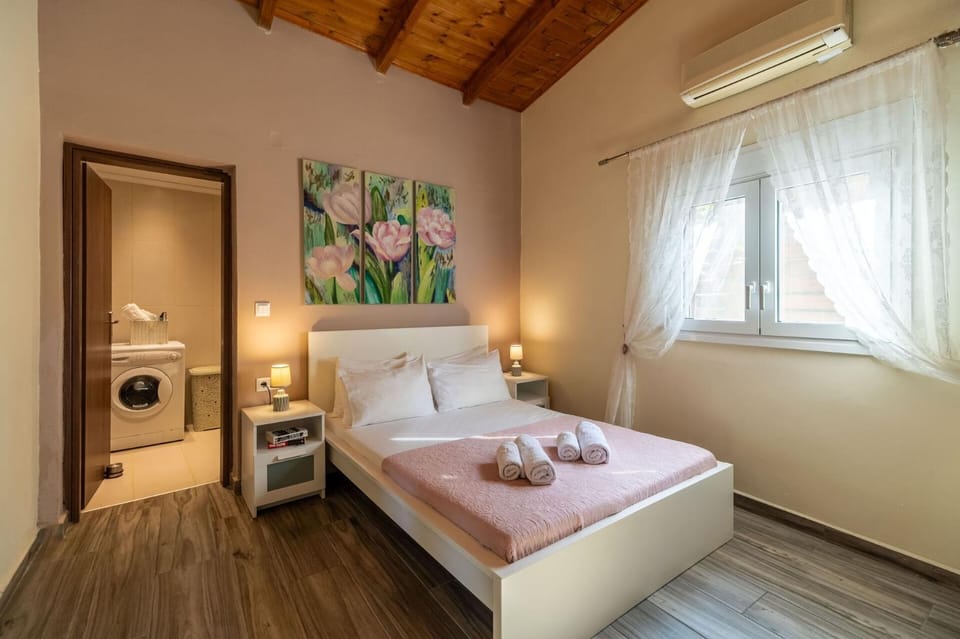 Bed, Photo of the whole room, Bedroom, towels, air conditioner