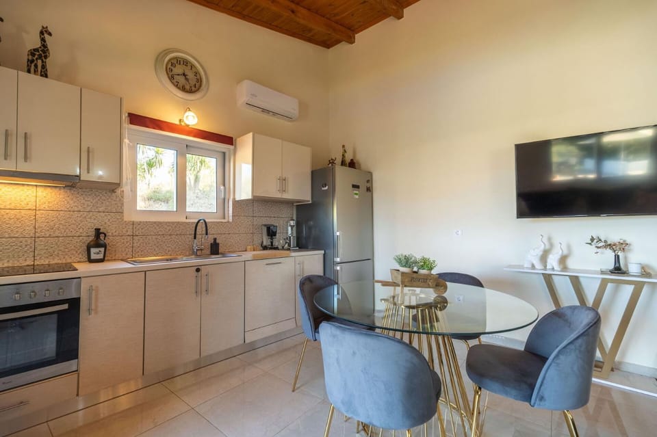 TV and multimedia, Coffee/tea facilities, Kitchen or kitchenette, dishwasher, oven, stove