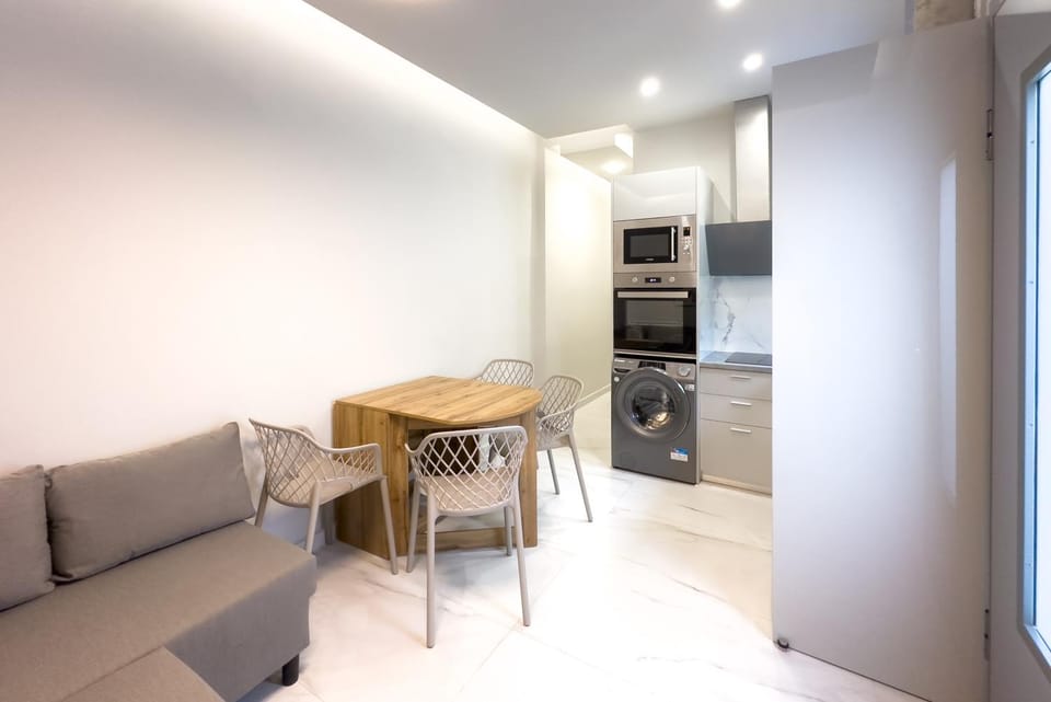 Kitchen or kitchenette, Seating area, Dining area