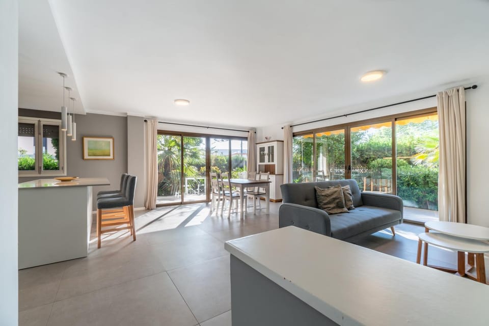Kitchen or kitchenette, Living room, Seating area, Dining area