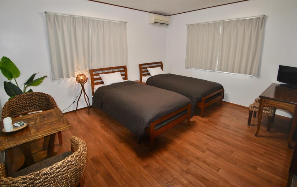 Bed, Photo of the whole room, Seating area