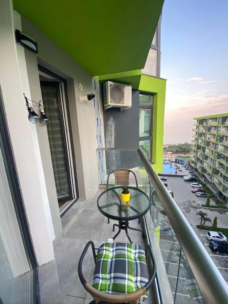 Day, View (from property/room), Balcony/Terrace, Seating area, Dining area, Beach