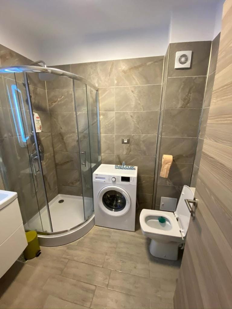 Shower, Toilet, Bathroom, towels, washing machine