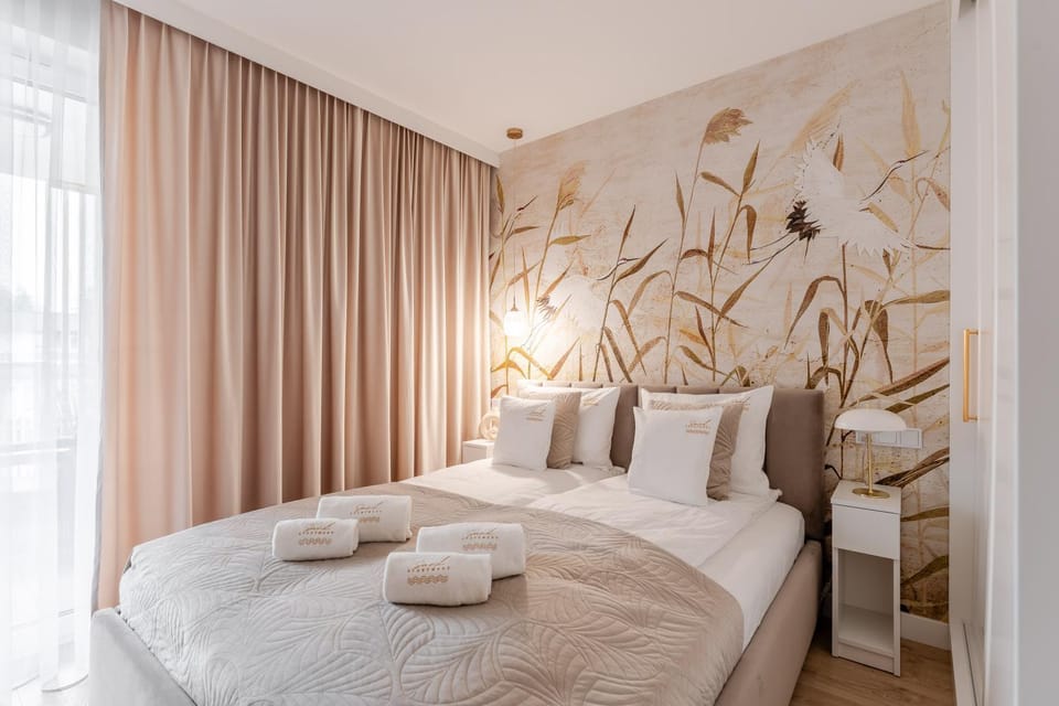 Bed, Bedroom, towels