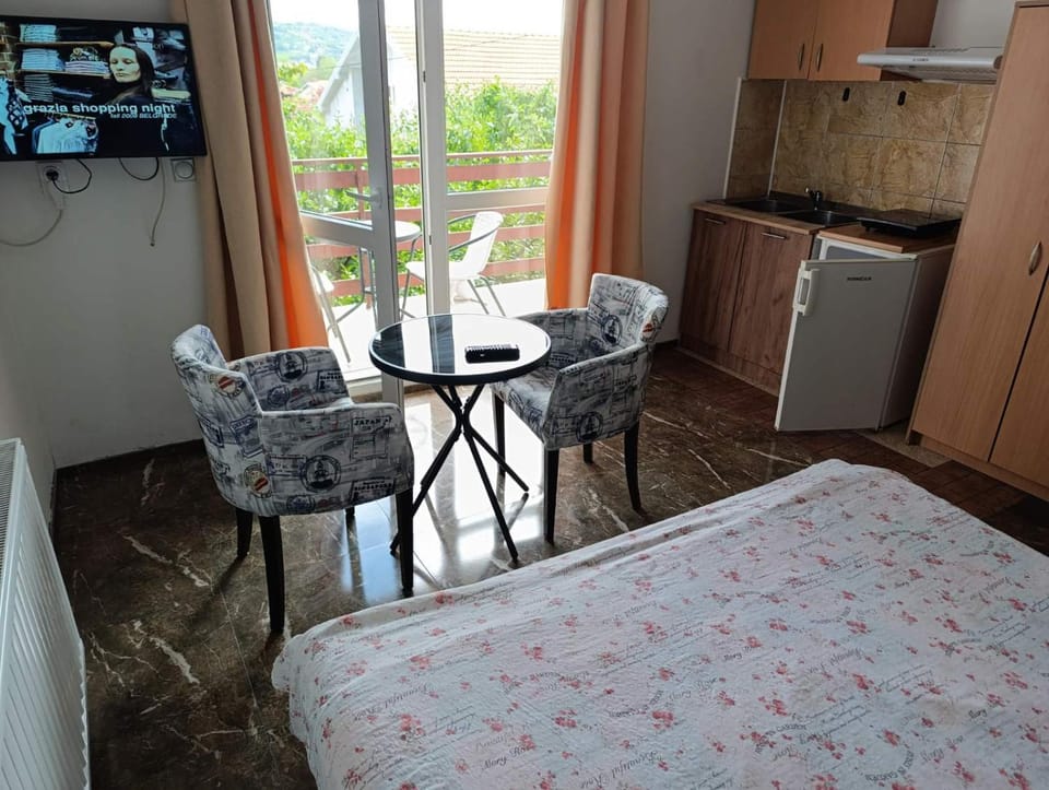 Bed, TV and multimedia, View (from property/room), Balcony/Terrace, Living room, Photo of the whole room, Seating area, Dining area, Bedroom