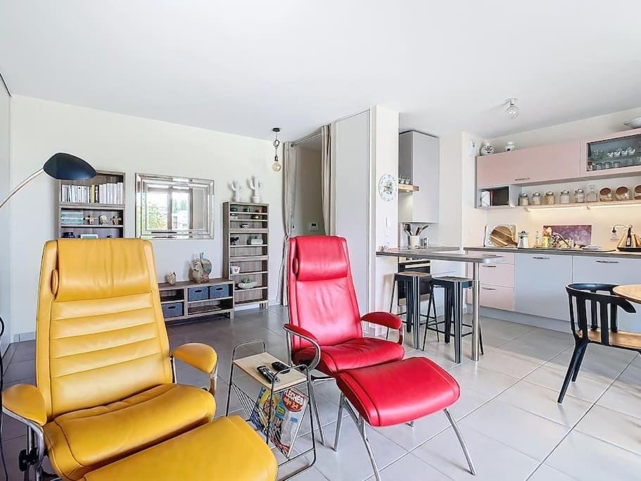 Kitchen or kitchenette, Living room, Seating area, Dining area, minibar, stove