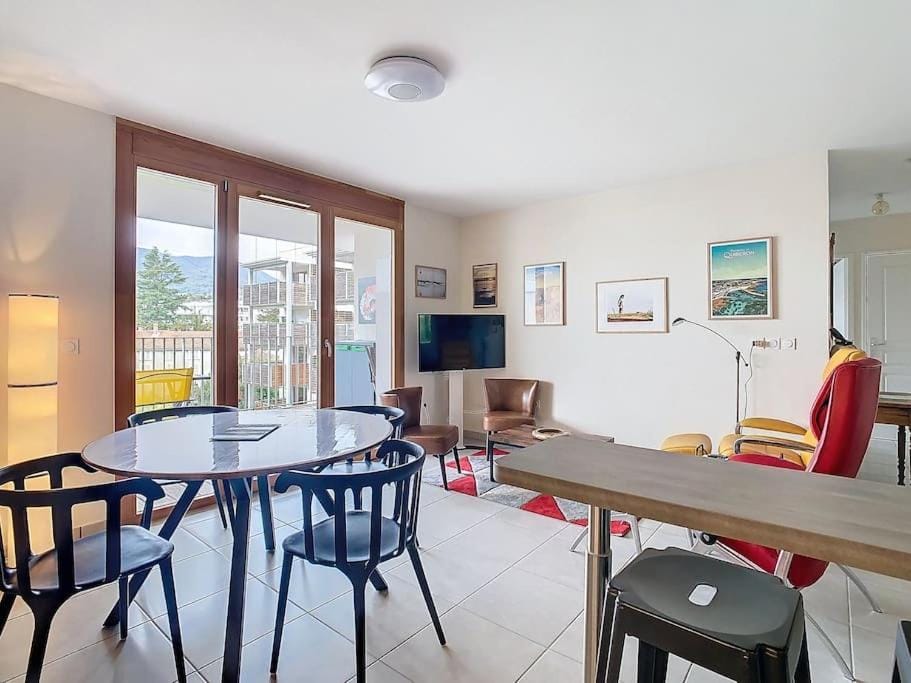 Communal lounge/ TV room, TV and multimedia, Kitchen or kitchenette, Living room, Seating area, Dining area