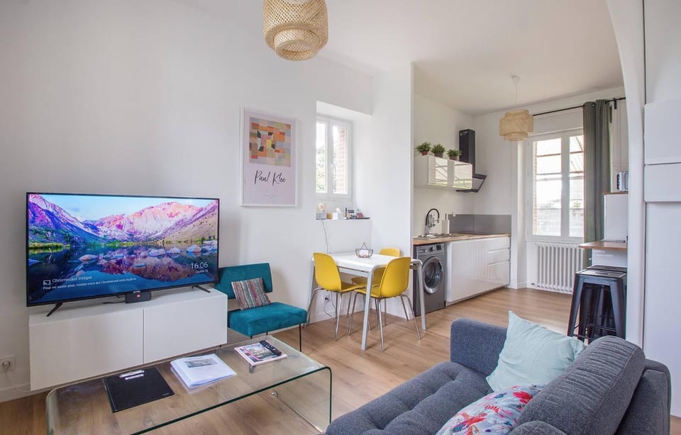 Communal lounge/ TV room, Living room