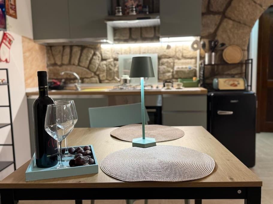 Kitchen or kitchenette, Dining area, minibar, stove