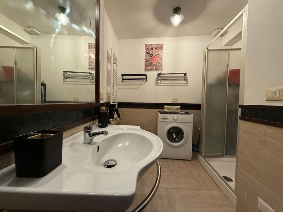 Bathroom, washing machine