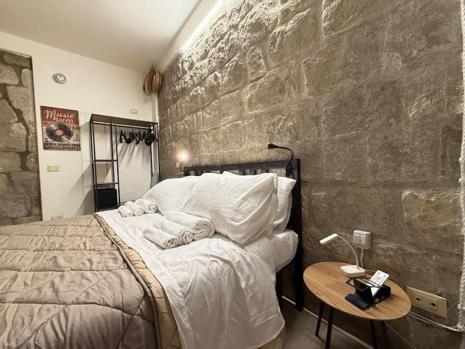 Bed, Living room, Photo of the whole room, Bedroom, towels