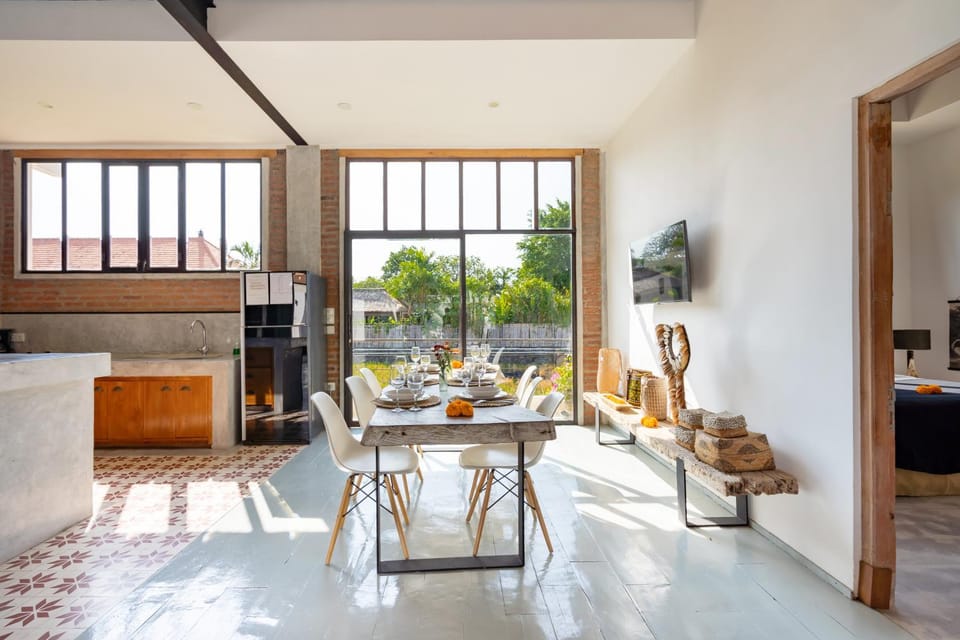 Kitchen or kitchenette, Seating area, Dining area