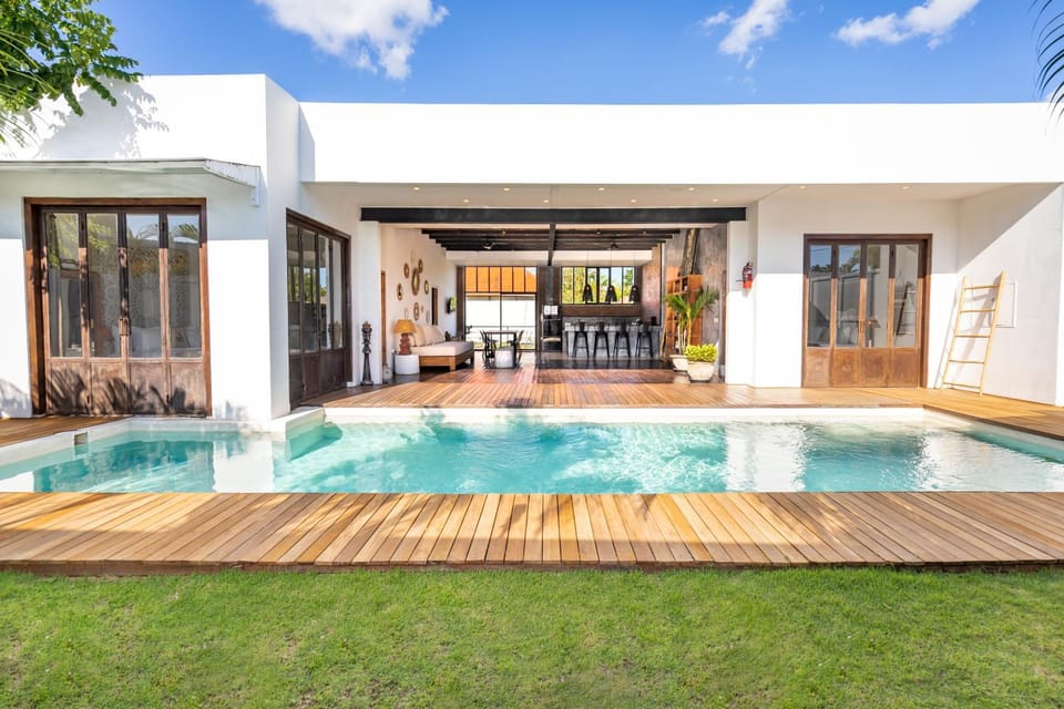 Property building, Day, Garden, Swimming pool