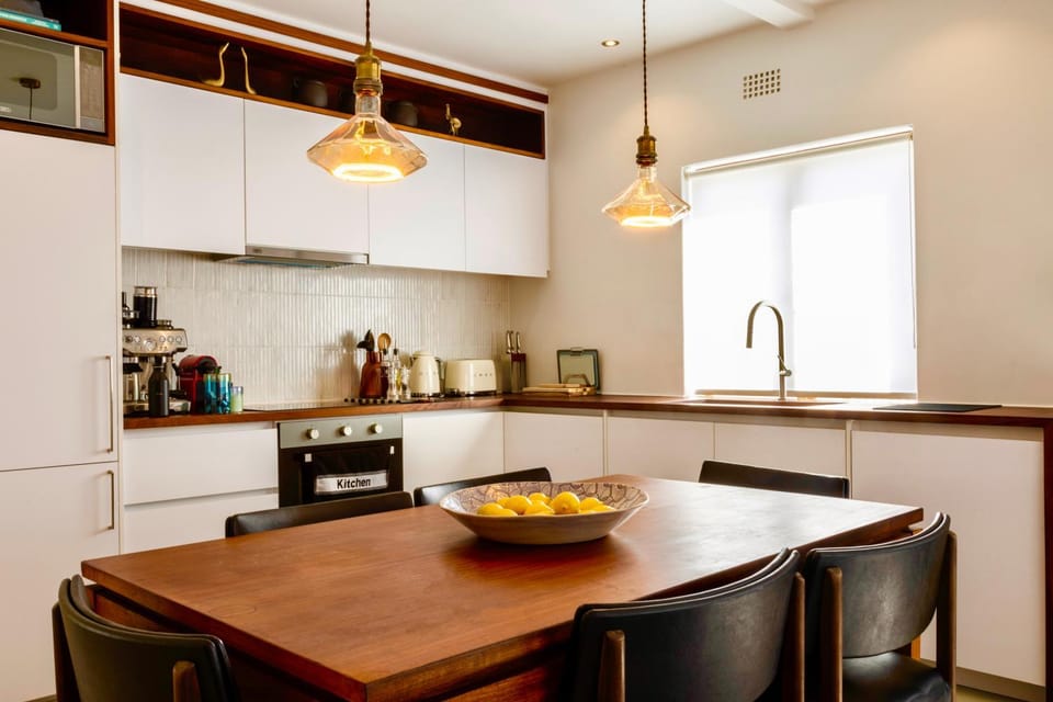 Coffee/tea facilities, Kitchen or kitchenette, Dining area, stove, toaster