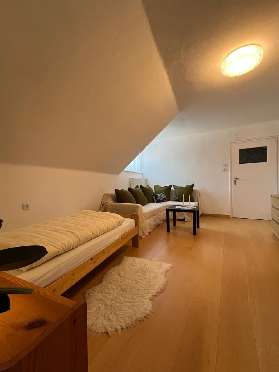 Bed, TV and multimedia, Living room, Seating area, Bedroom