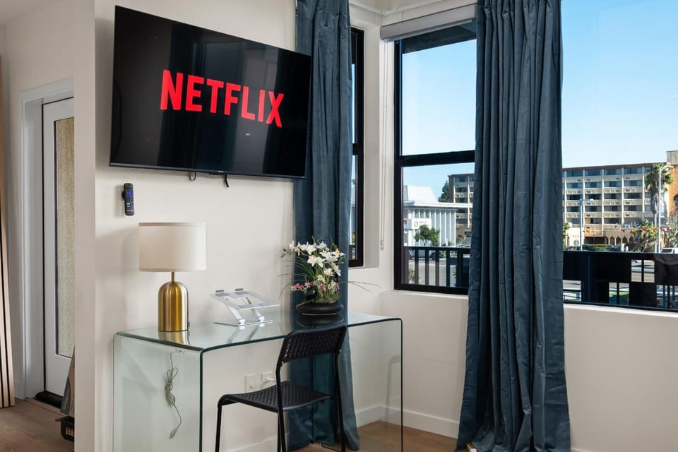 Communal lounge/ TV room, TV and multimedia, View (from property/room), Evening entertainment