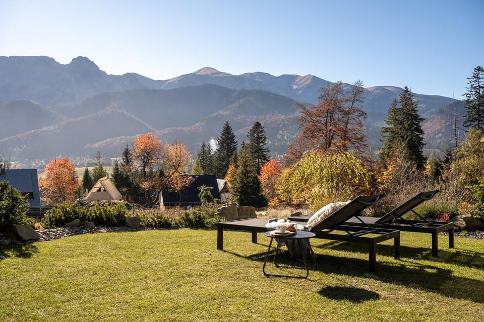 Natural landscape, Garden, Garden view, Mountain view, sunbed