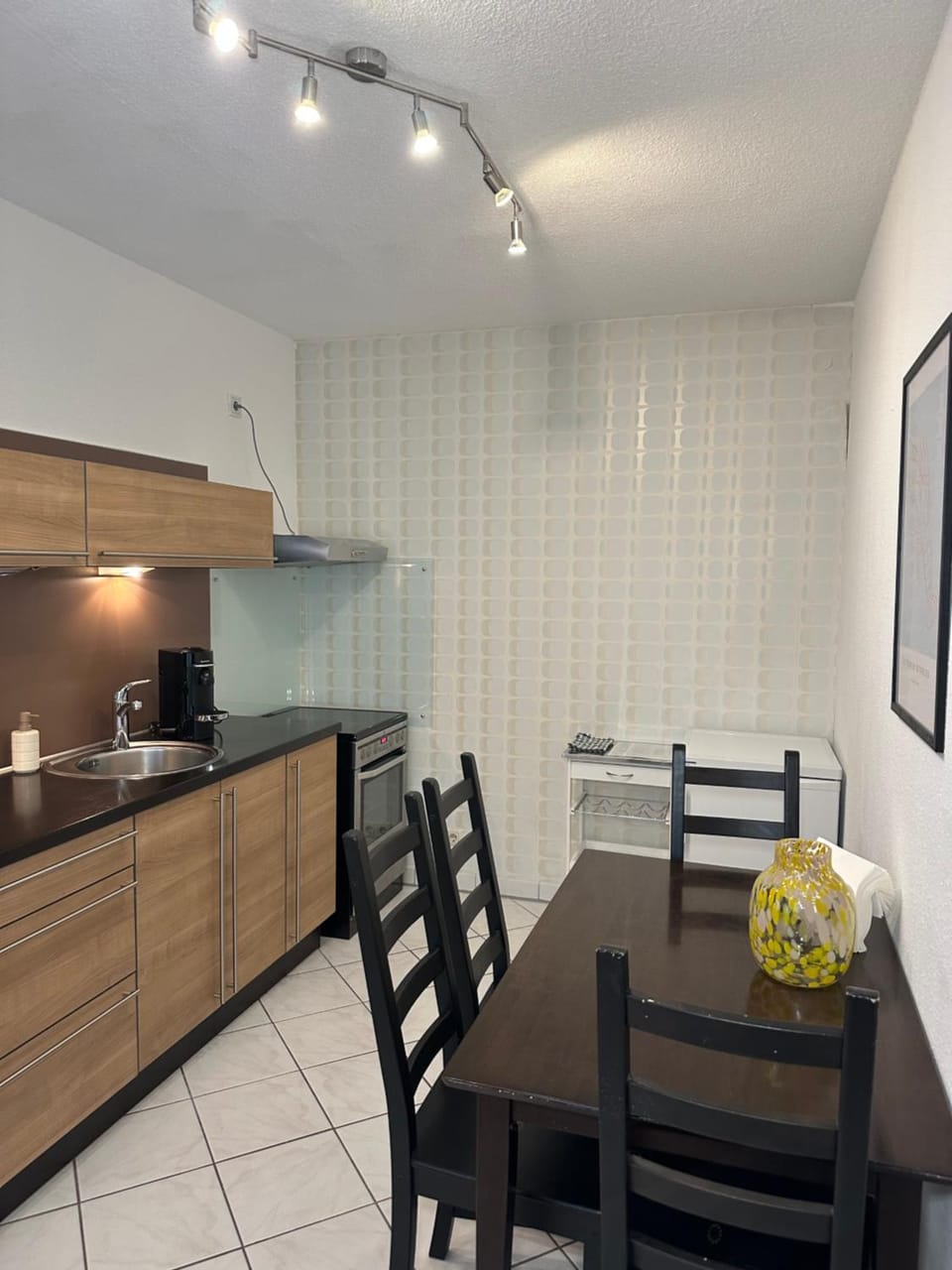 Kitchen or kitchenette, Seating area, Dining area, oven, stove
