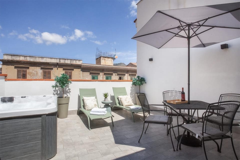Day, Hot Tub, Balcony/Terrace, Seating area, Dining area, Swimming pool, Lunch, Open Air Bath, sunbed