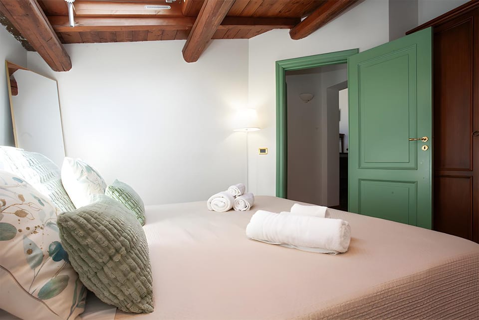 Bed, Bedroom, towels, wardrobe
