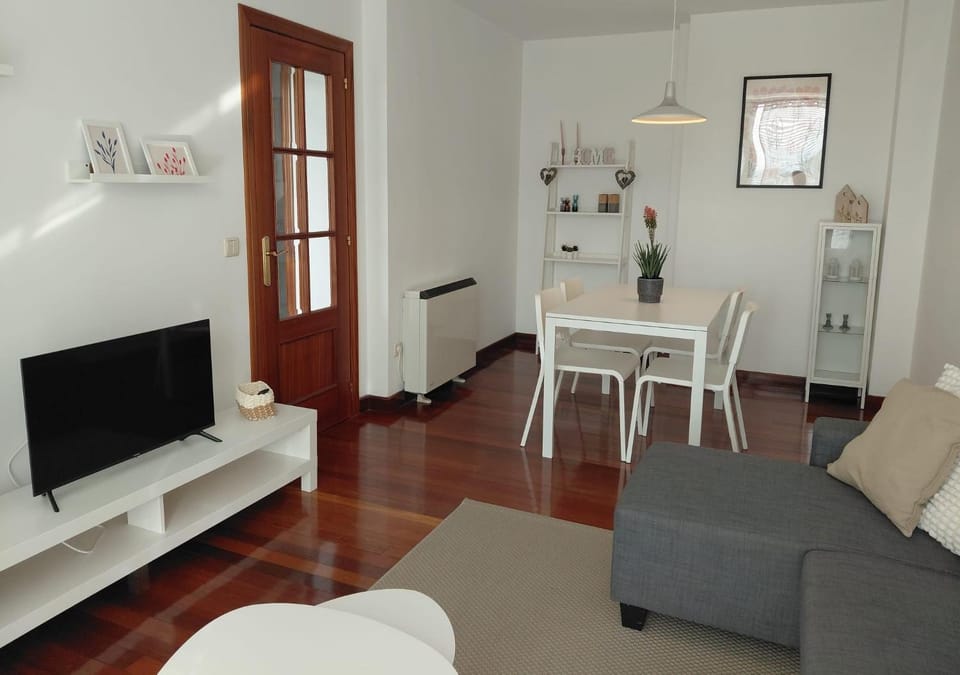 Communal lounge/ TV room, TV and multimedia, Living room, Seating area, Dining area