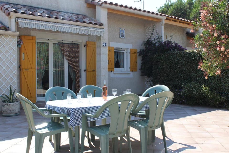 Patio, Day, Garden, Dining area, Garden view