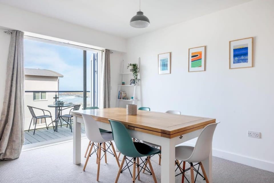 Spacious Flat Sea Views & Private Parking Fistral Apartment in Newquay