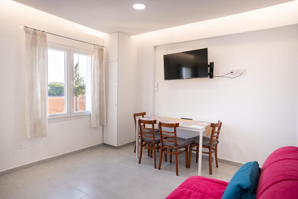 TV and multimedia, Living room, Seating area, Dining area