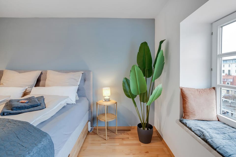 Bed, Photo of the whole room, Seating area, Bedroom, towels