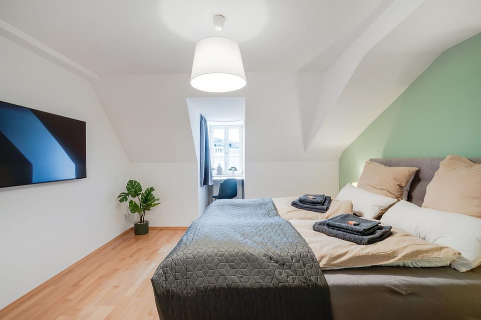 Bed, TV and multimedia, Photo of the whole room, Seating area, Bedroom, towels