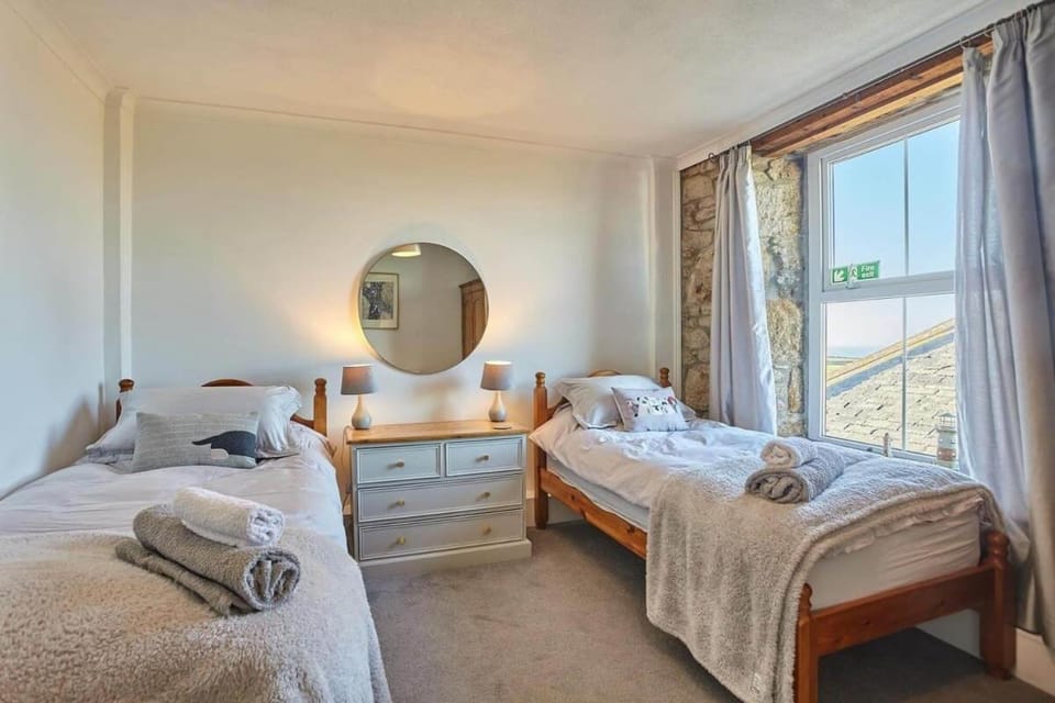 Cosy Flat Sea Views Short Walk to Shops & Pub Apartment in Sennen