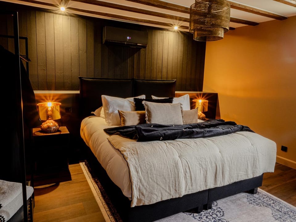 Bed, Photo of the whole room