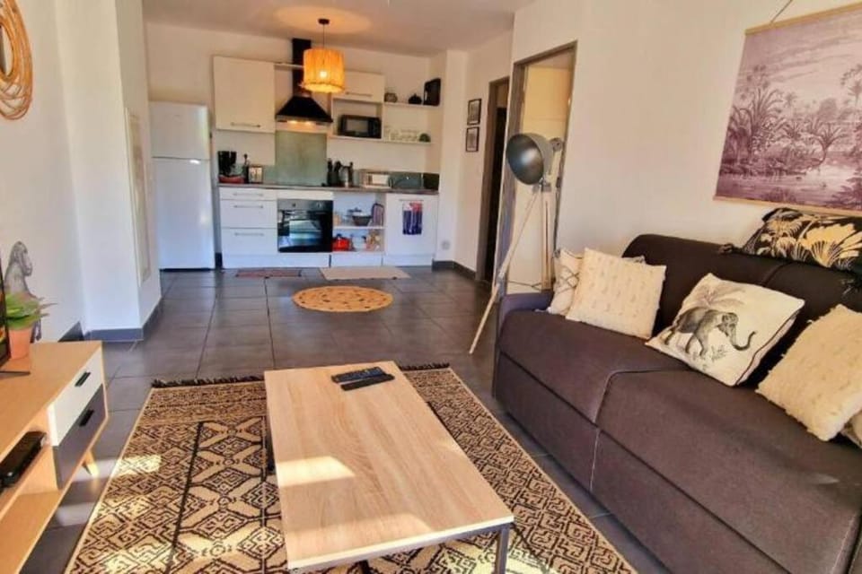 Communal lounge/ TV room, Kitchen or kitchenette, Living room, Seating area, Dining area, oven, stove