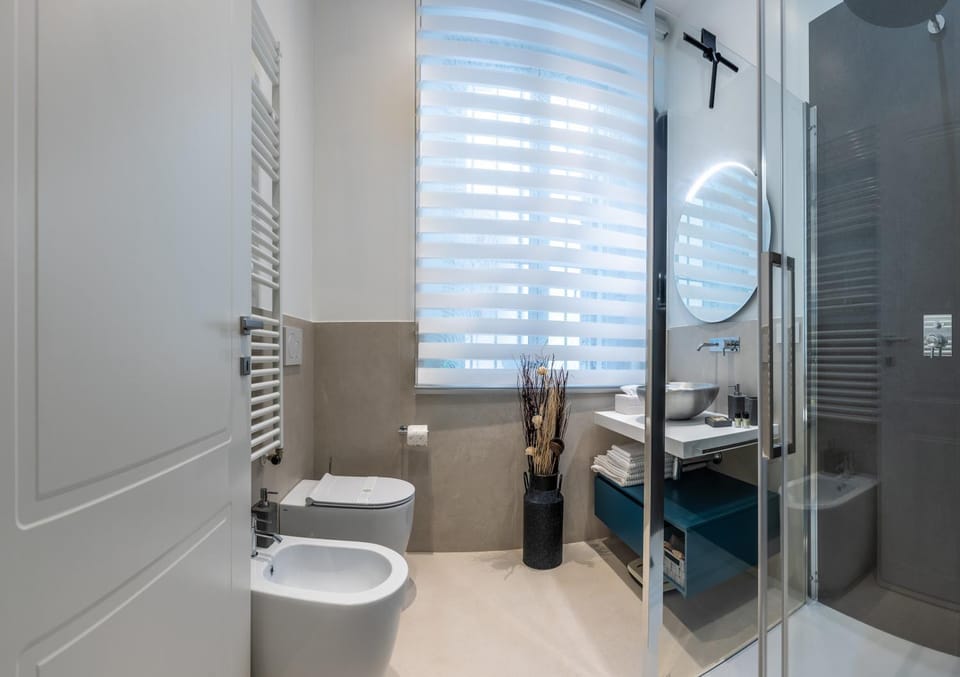 Shower, Toilet, Bathroom, bidet, towels