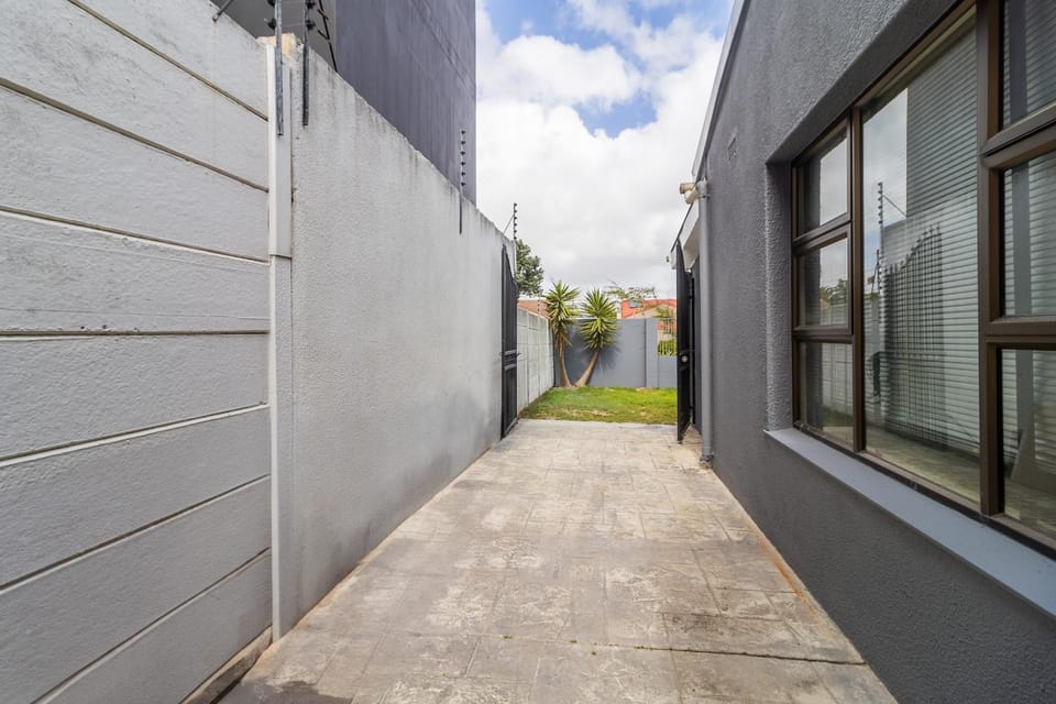 En-suite Room, Walking distance to Kite Beach Vacation rental in Cape Town