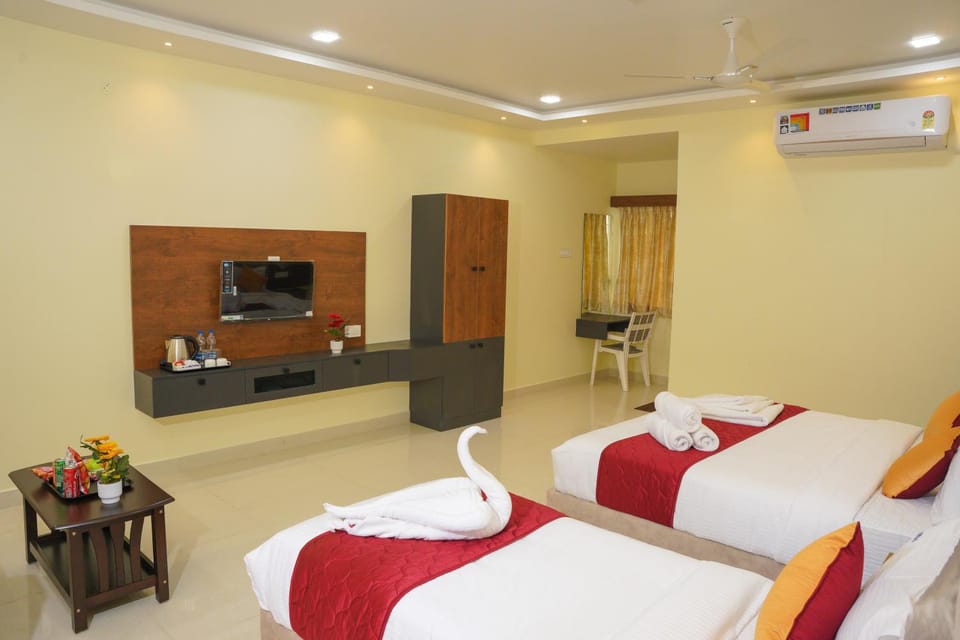 Communal lounge/ TV room, Bed, TV and multimedia, Photo of the whole room, Bedroom