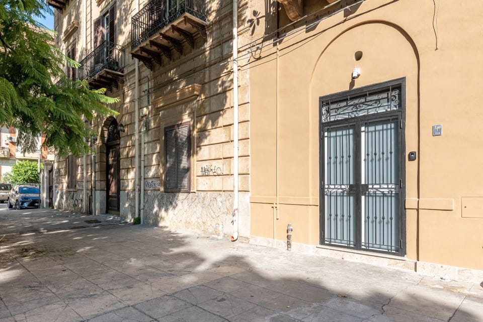Property building, Facade/entrance, Off site