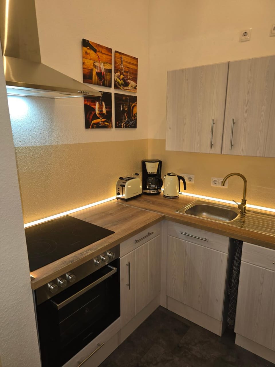 Coffee/tea facilities, Kitchen or kitchenette, stove, toaster
