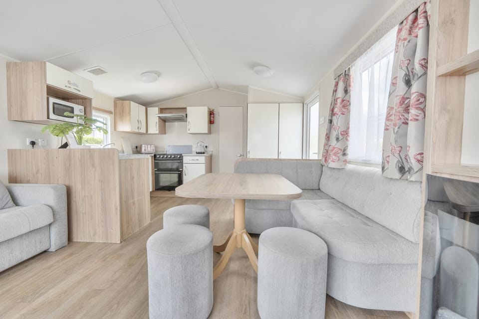 3 Bedroom Mersea Beach Retreat-Getaway by the Sea House in Mersea Island