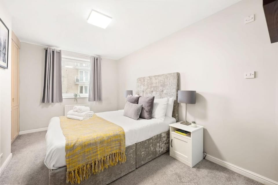 2 bed 2 bath riverside property with views over Thames near Canary Wharf Apartment in London Borough of Lewisham
