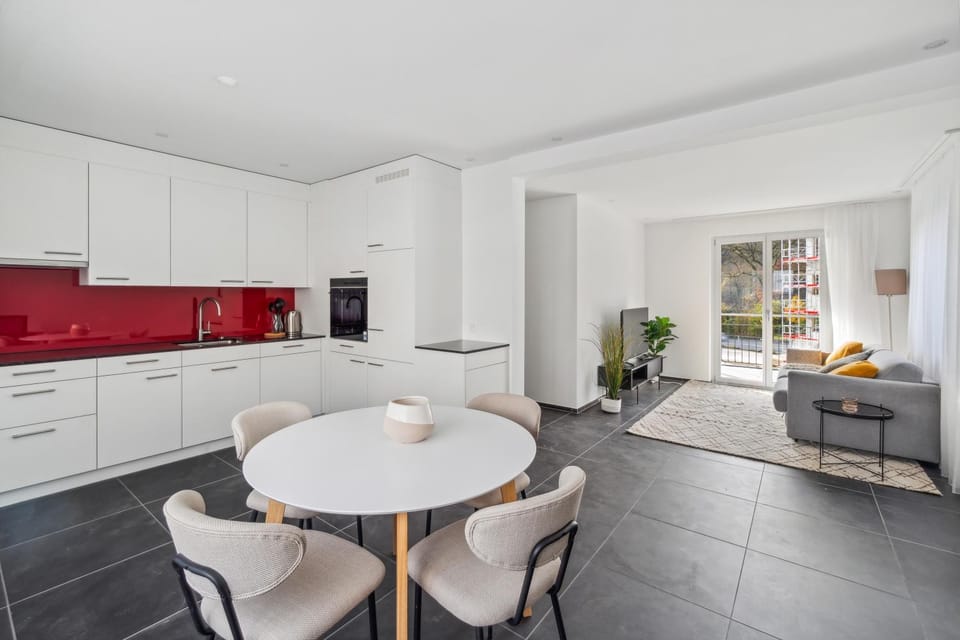 TV and multimedia, Kitchen or kitchenette, Living room, Seating area, Dining area, Family, oven