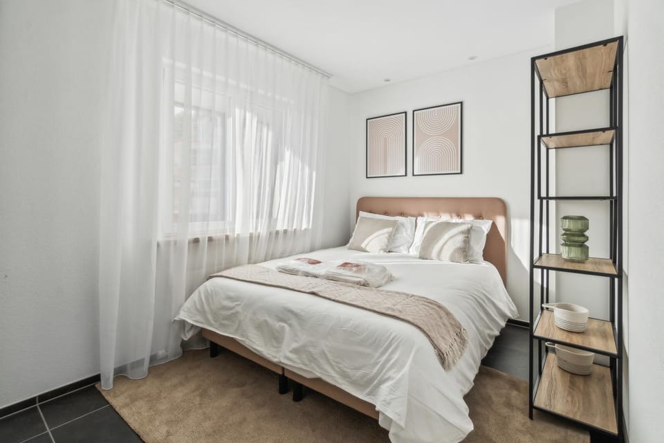 Bed, Photo of the whole room, Bedroom, Family, towels