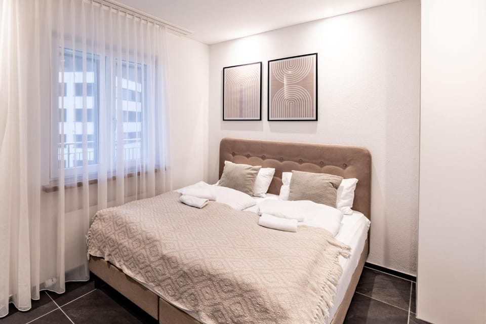 Bed, Photo of the whole room, Bedroom, Family