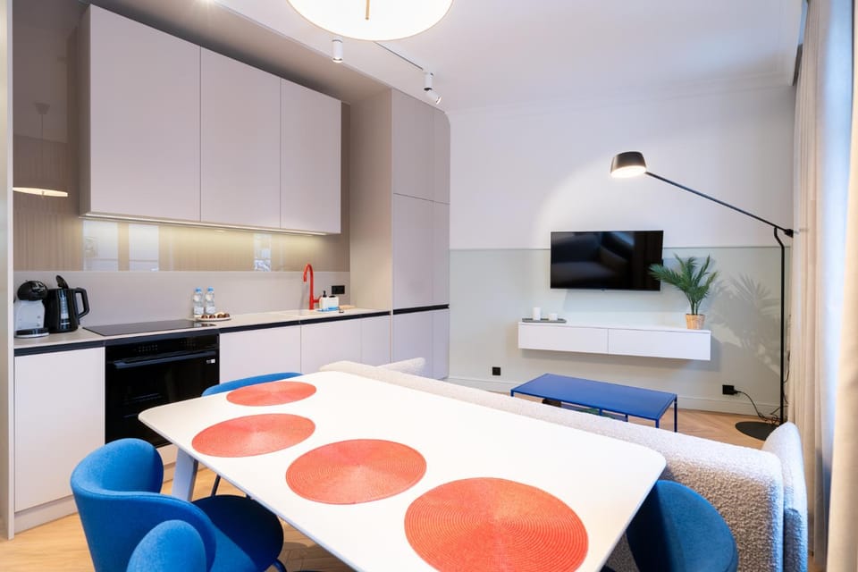 TV and multimedia, Kitchen or kitchenette, Living room, Seating area, Dining area, stove